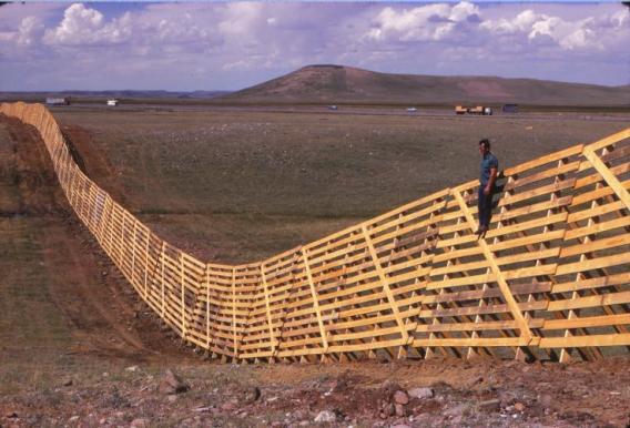 How does a snow fence work?