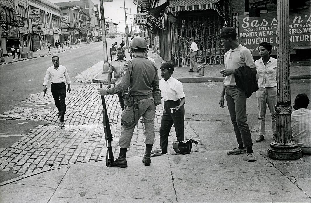 The National Guard onthe streets of Newark,aftermath of the riots.The Newark riots lasted 6days and left 26 dead.Newark, New Jersey, July1967.