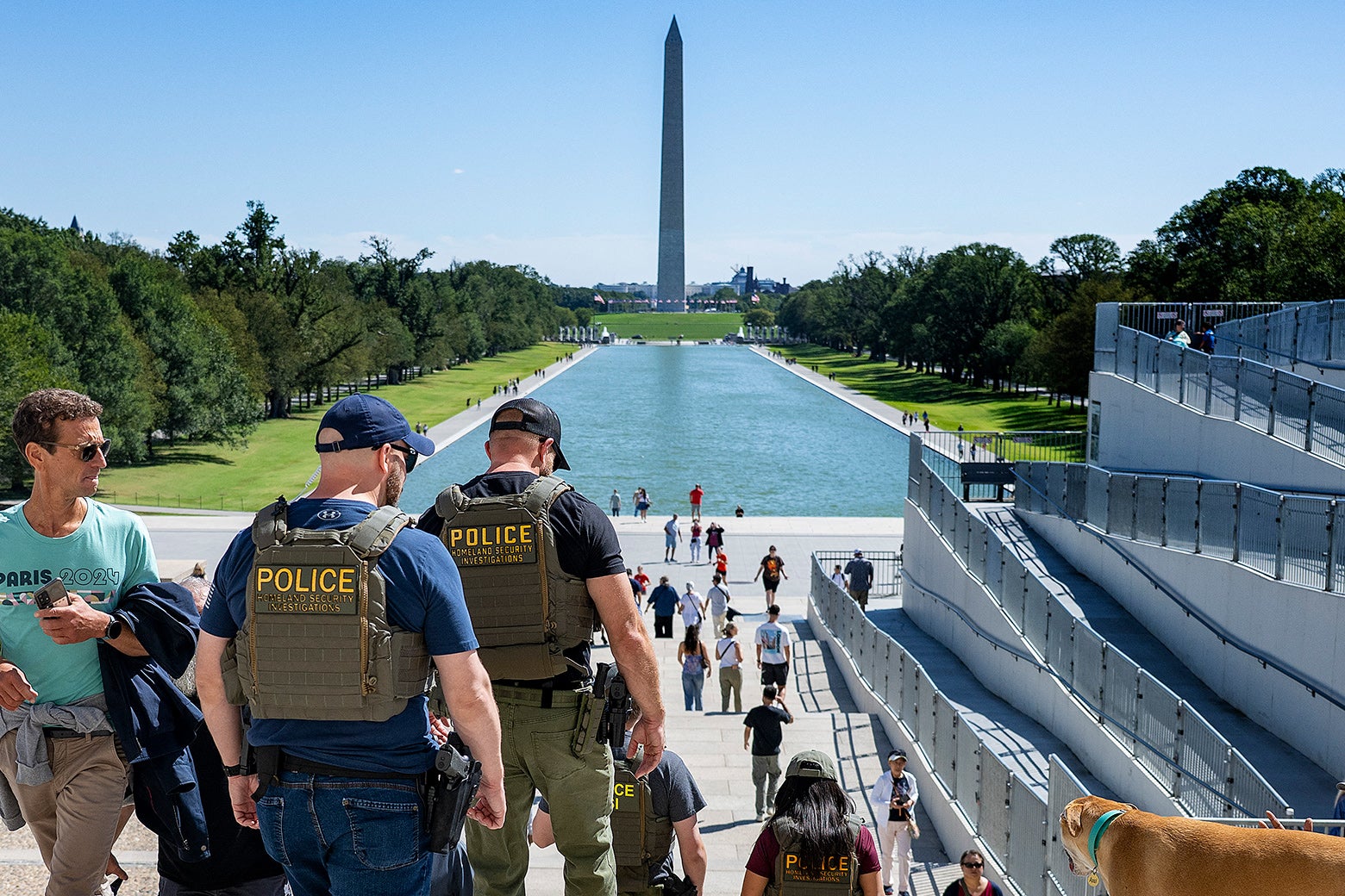 Polizisten in Splitterschutzwesten gehen die Stufen des Lincoln Memorials hinunter zum Reflexionsbecken, davor das Washington Monument.