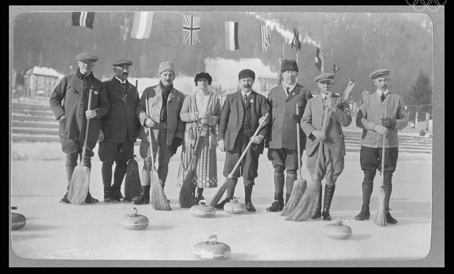 The Swedish and British curling teams.