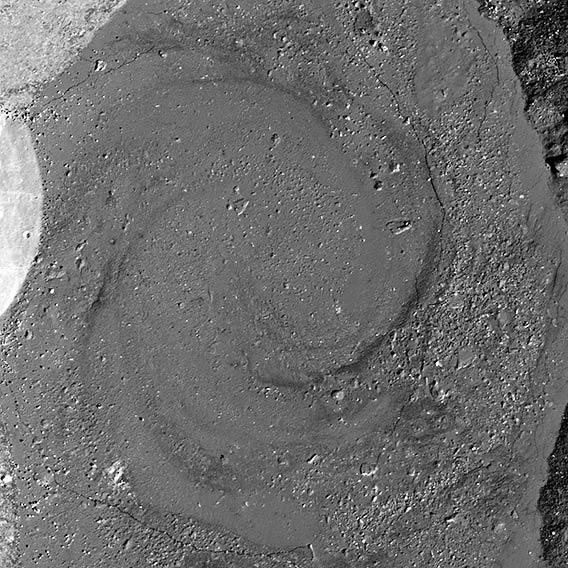 Spiral lunar melt pond