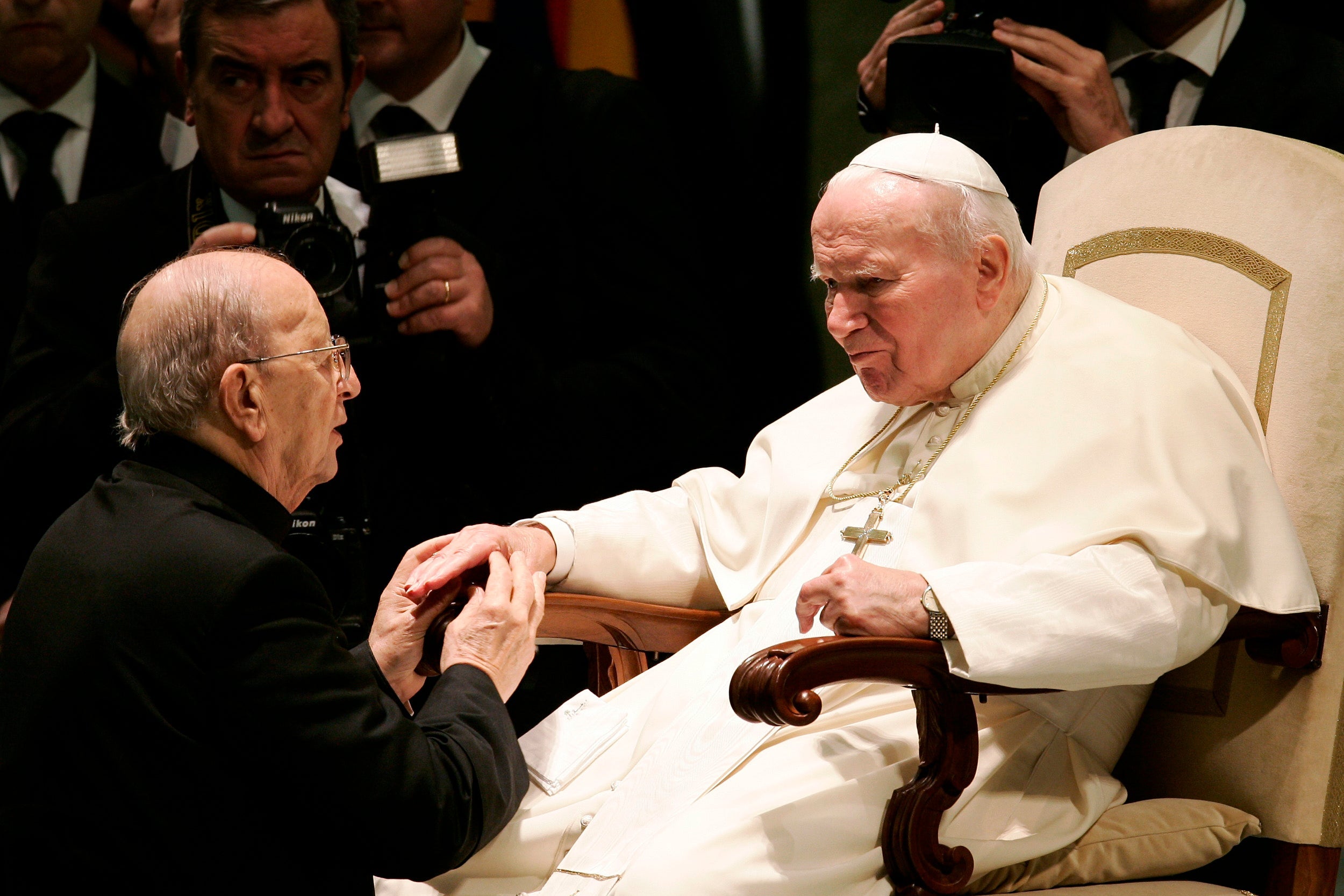 Marical Maciel holds the hand of Pope John Paul II.
