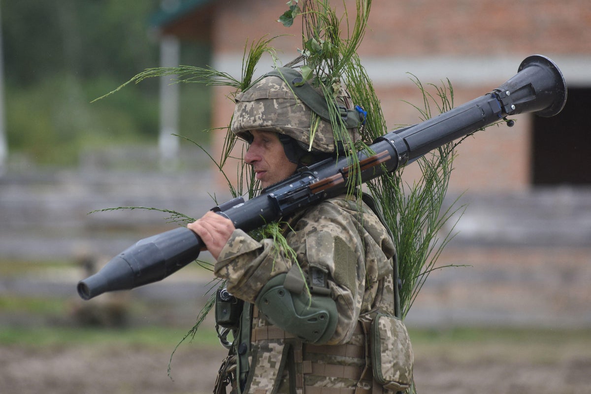 Ukrainian soldier in his underwear fires RPG in the direction of russians :  r/CombatFootage