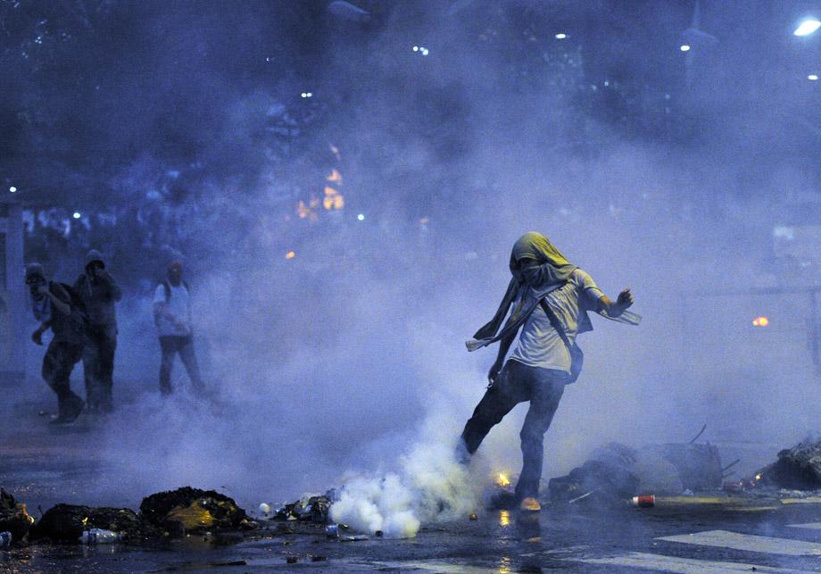 Protestors confront riot policemen during an anti-government demonstration, in Caracas on February 19, 2014. 