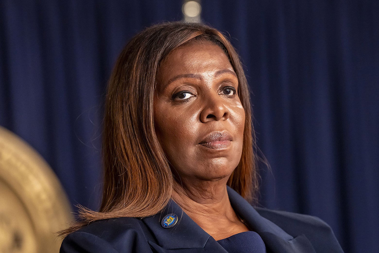 Tish James franzindo a testa.