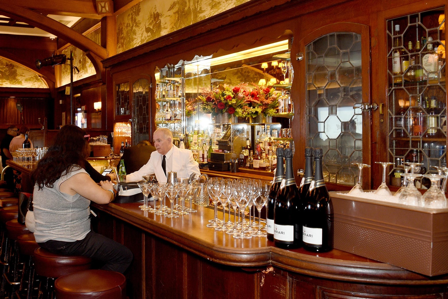 Coronavirus closures Los Angeles and New York City close bars and