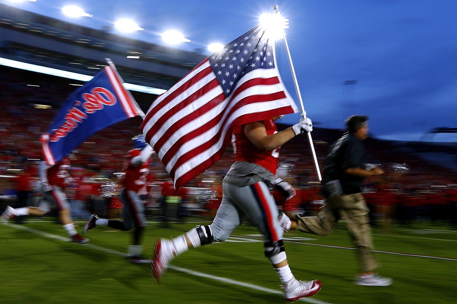 Ole Miss football player speaks out on Mississippi flag on Twitter