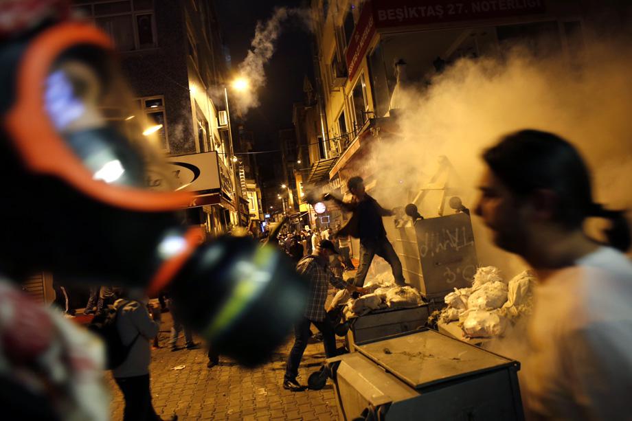 Anti-government protesters clash with riot police near the Prime Minister Tayyip Erdogan's office in Istanbul, June 2, 2013.