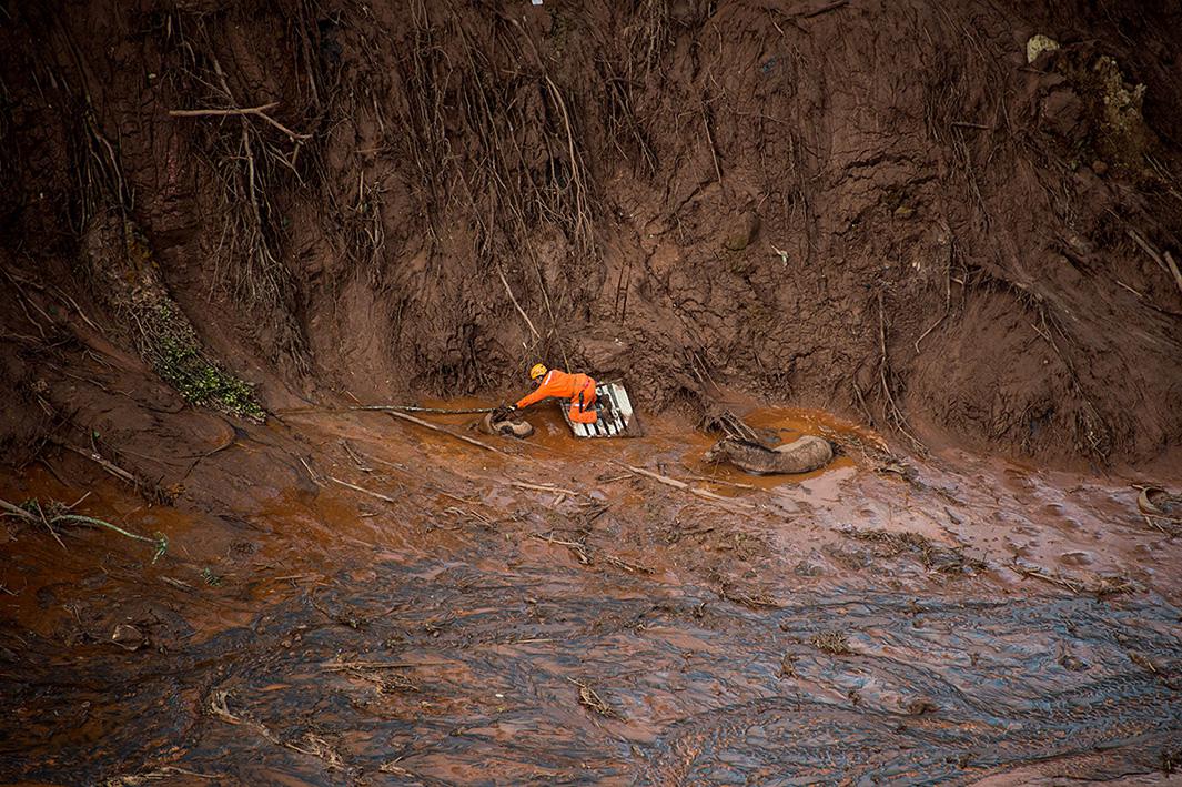 brazil's mining dam disaster photos.