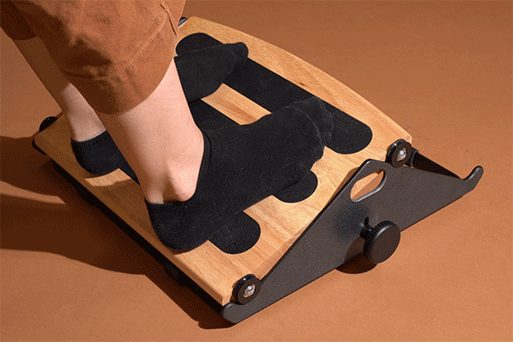 Feet testing the Humanscale FR300