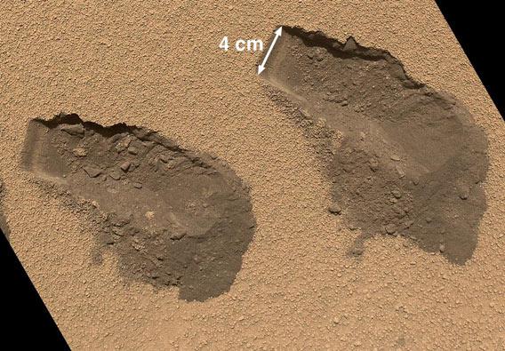 Curiosity scoops up samples from the surface of Mars