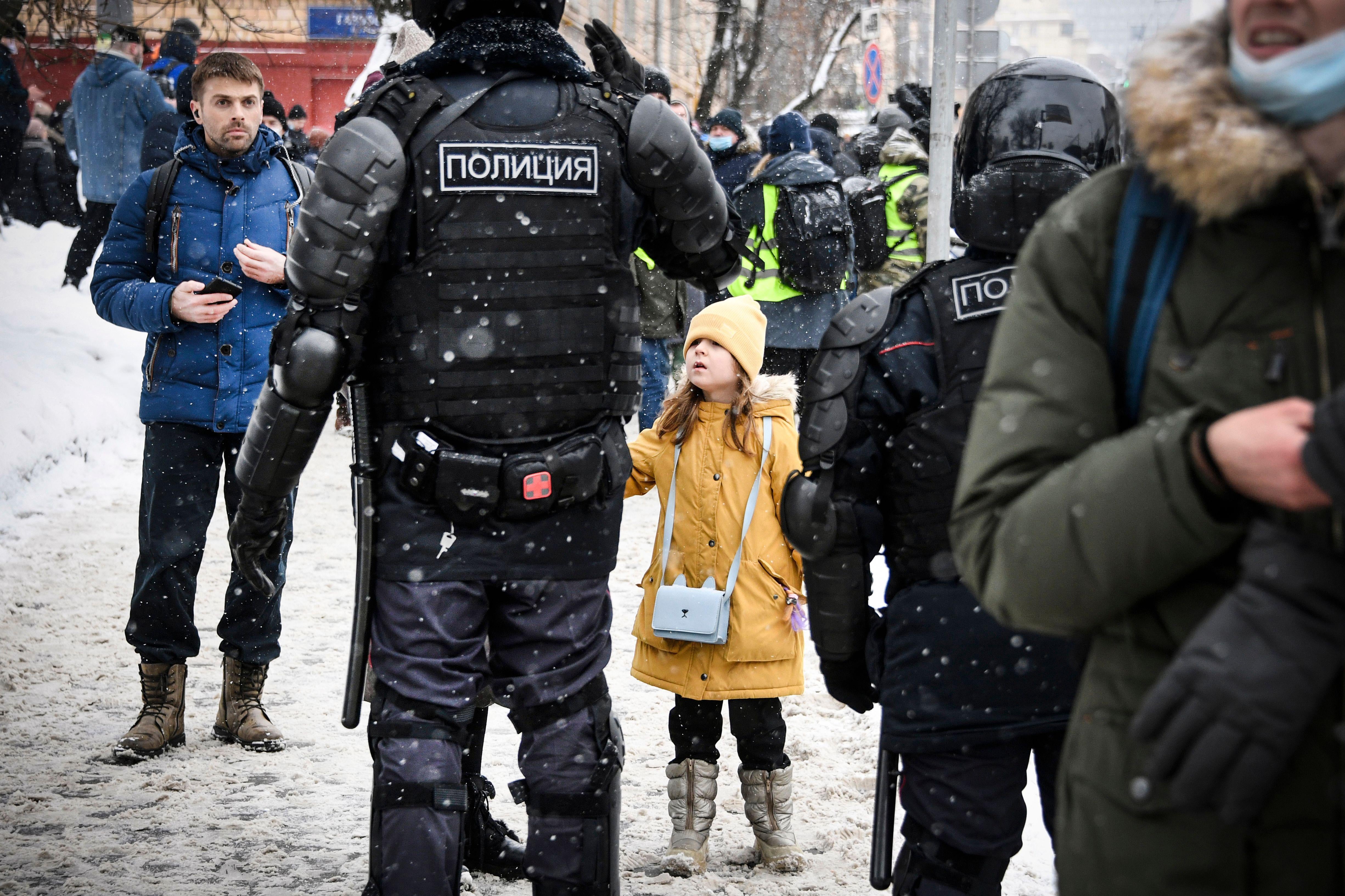 People talk to riot police during a rally in support of jailed opposition leader Alexei Navalny in Moscow on January 31, 2021.