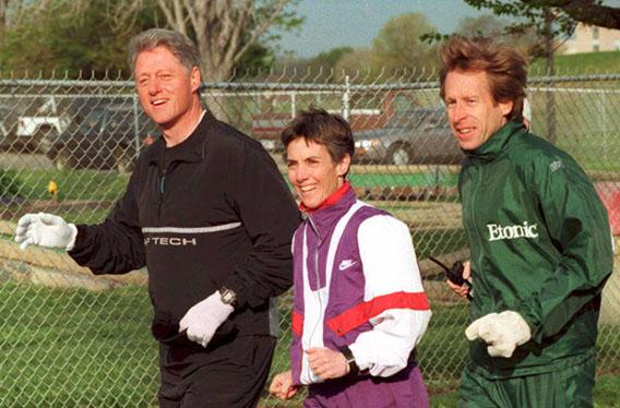 US President Bill Clinton (L) jogs with Joan Benoit Samuelson (C), Olympic gold medalist in the women's marathon, and Bill Rodgers (R), four time winner of the Boston Marathon at Hains Point in Washington. 