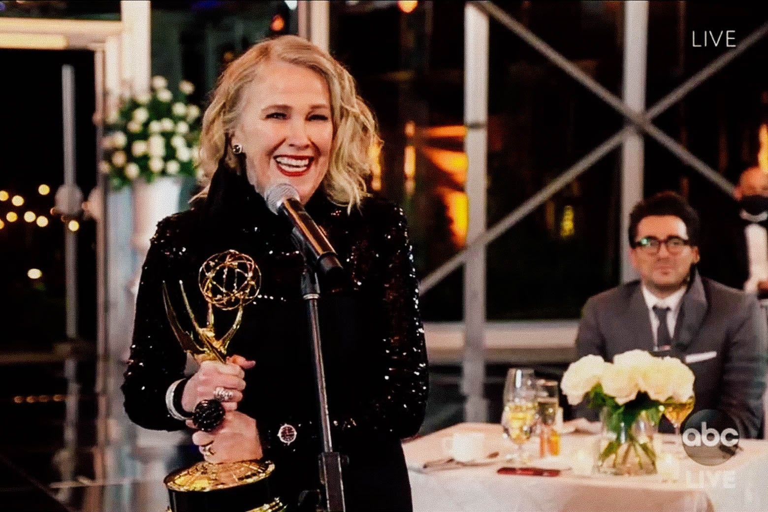 Catherine O'Hara accepts her Emmy Award.