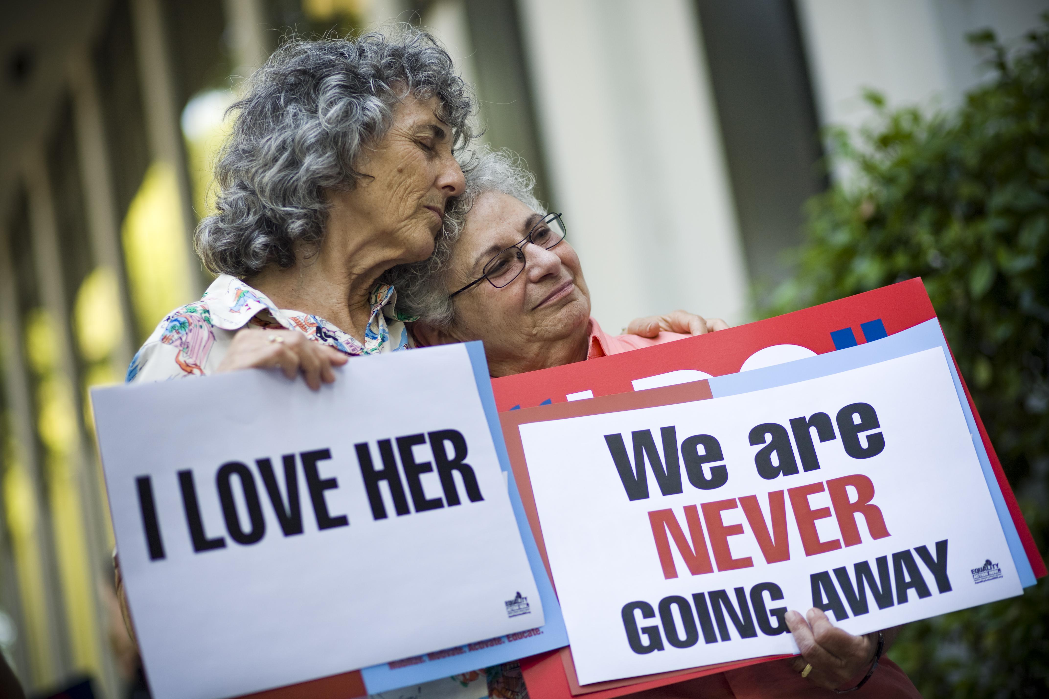 Ellen Pontac (left) and her wife Shelly Bailes celebrate their one-year wedding anniversary and the one-year anniversary of a California Supreme Court ruling allowing same-sex marriages, at a press conference June 17, 2009, in Sacramento, Calif.