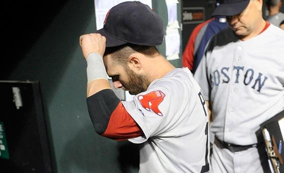 Foul tip bloodies Pedroia's face