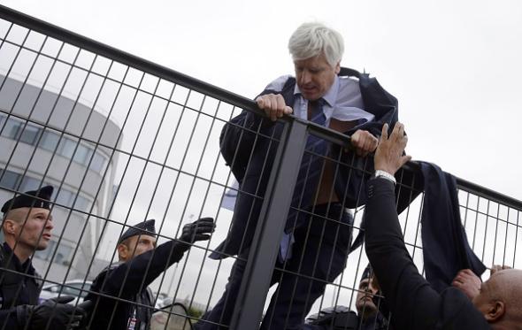 Air France executive climbing fence