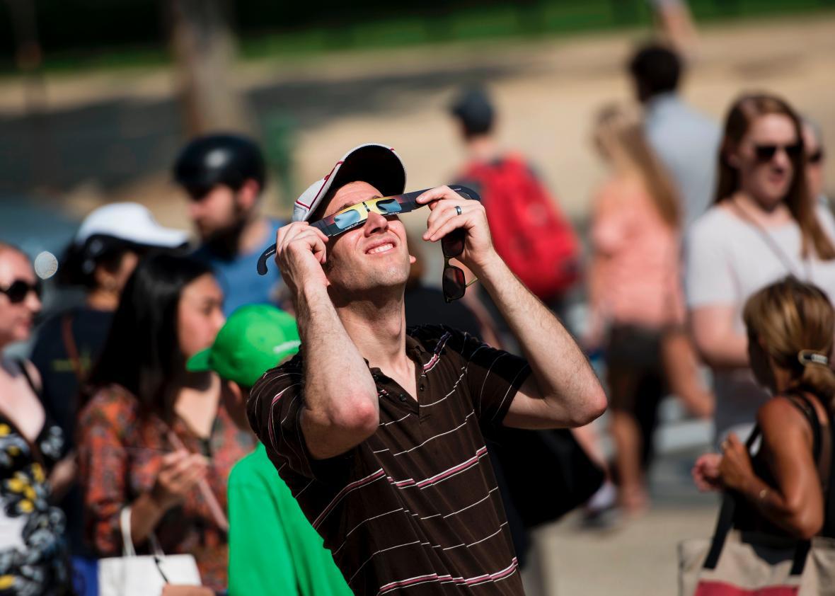 how to see the eclipse with your selfie