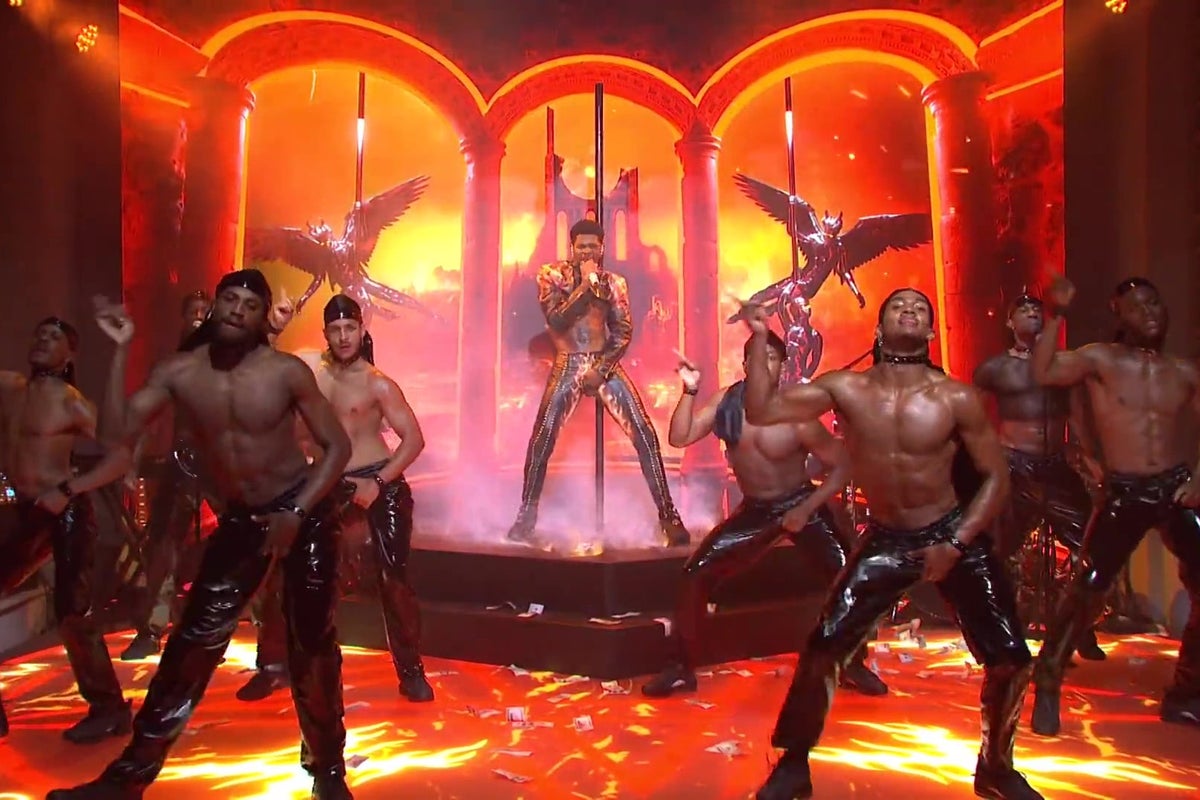 Snl Lil Nas X Performs Montero And Also Rips His Pants Snl Lil Nas X Performs Montero And Also Rips His Pants