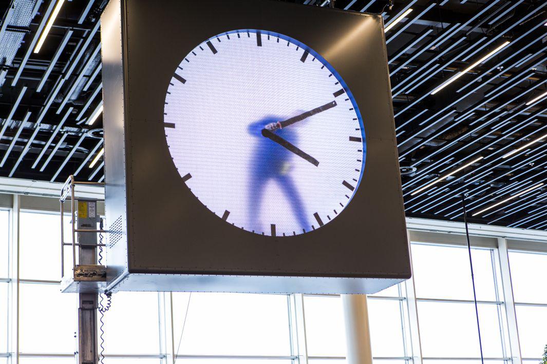 Baas' giant Real Time at Schiphol Airport features man painting the minutes 12 hours.