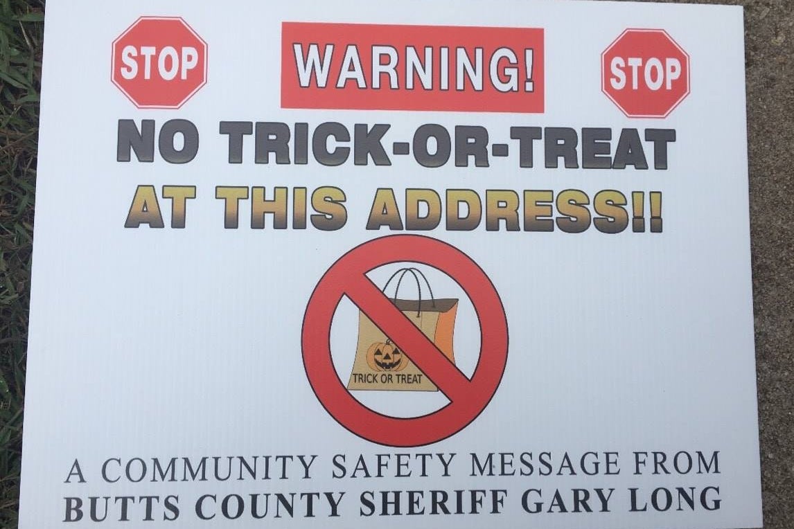 Georgia Sheriff Places “no Trick Or Treat” Signs In Sex Offenders Yards For Halloween 
