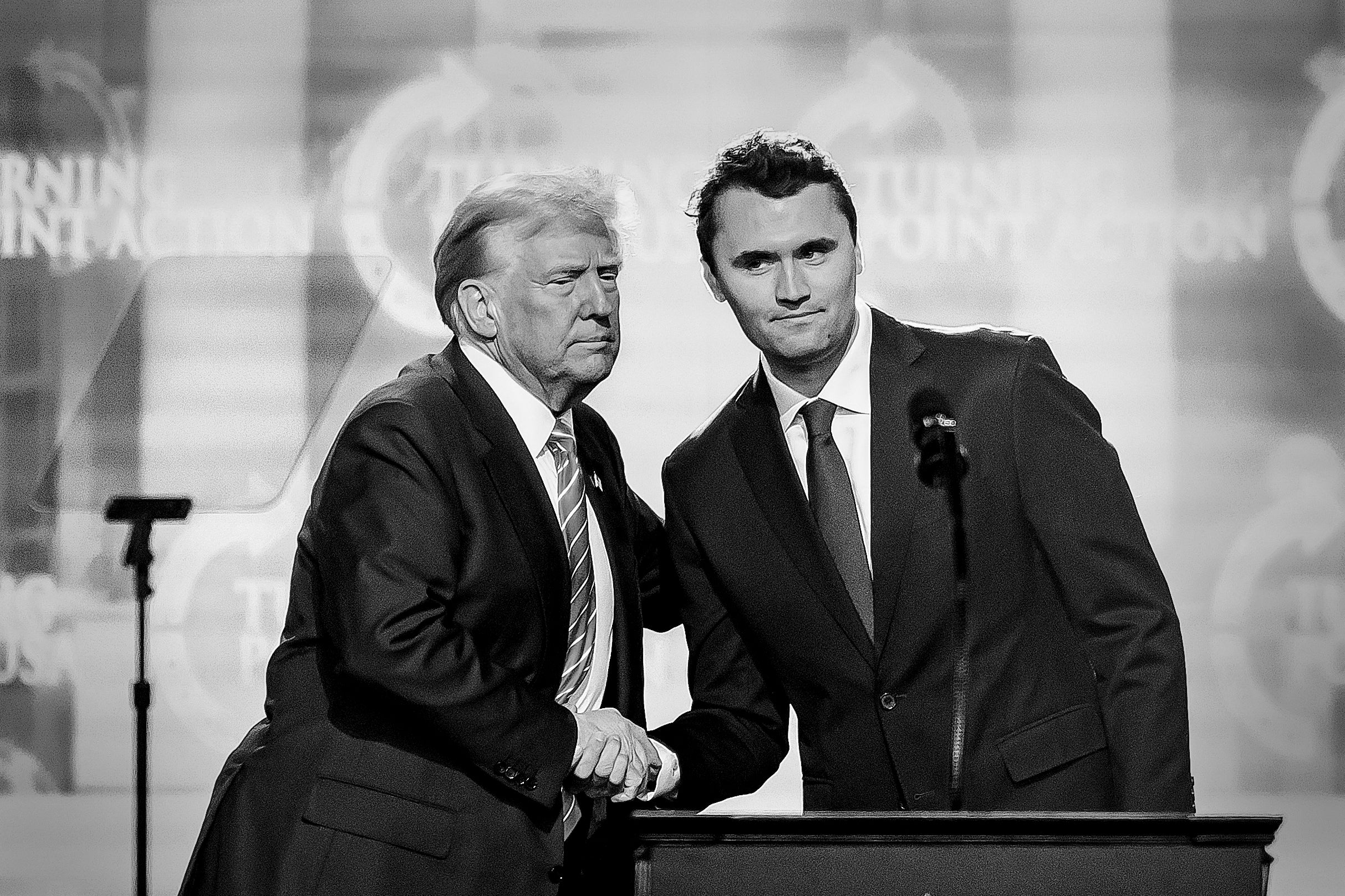 Donald Trump y Charlie Kirk se estrechan la mano.