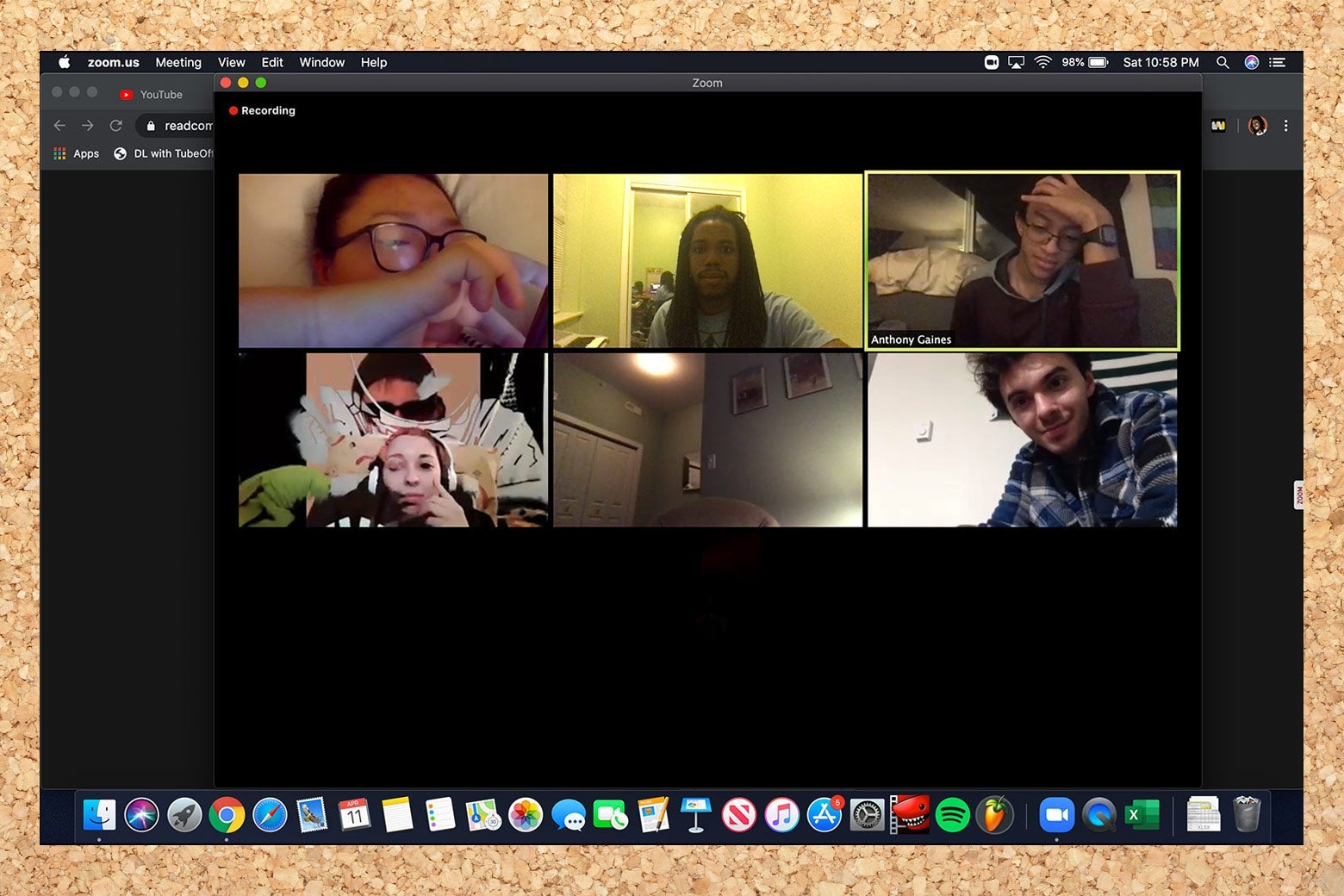 Miké and his friends hanging out on zoom.
