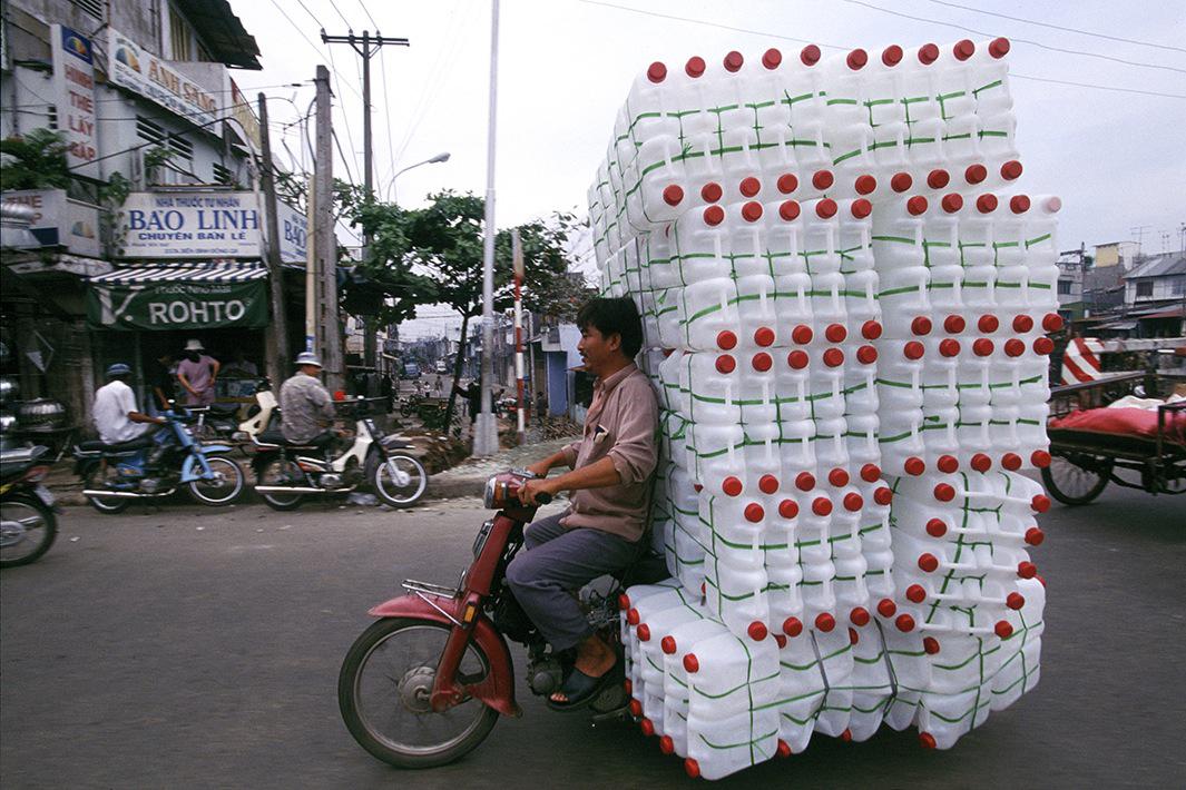 diagram lys pære buket Hans Kemp photographs motorbike drivers in his book, Bikes of Burden.