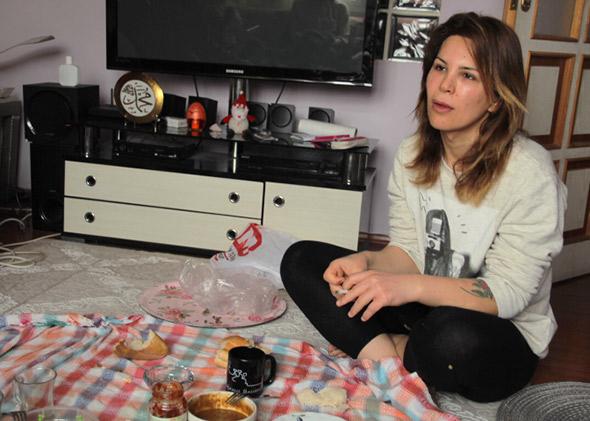 Asya Elmas eats breakfast on the floor of her Istanbul apartment. 