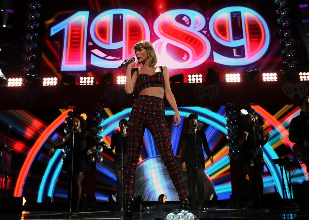 PixMob, the company behind the LED bracelets on Taylor Swift's 1989 tour, explains how they work.