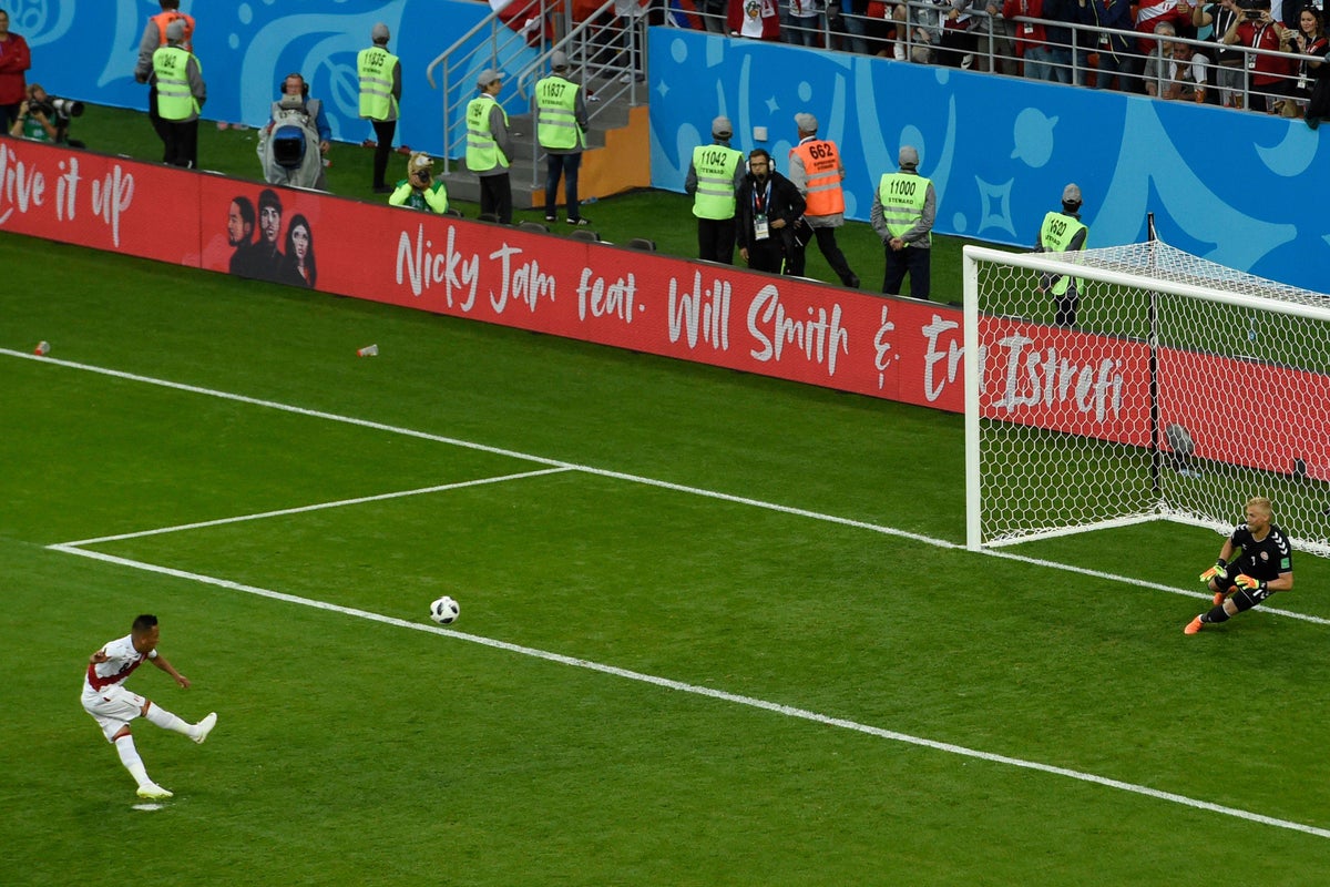 Peru Loses 1 0 To Denmark Camouflaging Christian Cueva S Penalty Mistake Inside Forest Of Other Bad Misses