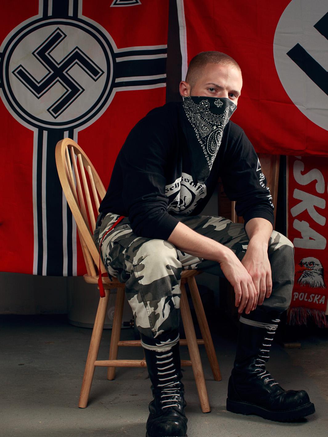 Закрыть лицо на фото скинхед