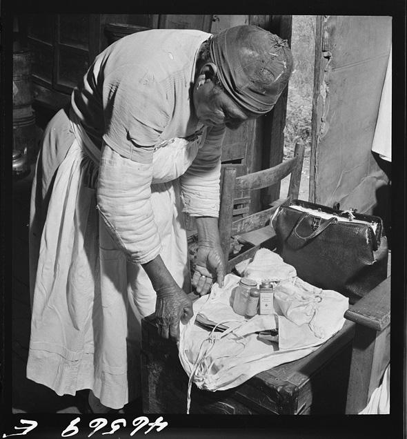 Midwife wrapping her kit to go on a call in Greene County, Georgia, Oct 1941.