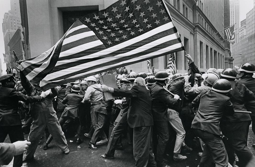 Construction workersclash with police during apro-Vietnam Wardemonstration.New York, 1970.