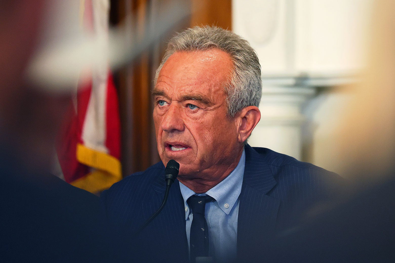 RFK Jr. habla por un micrófono.