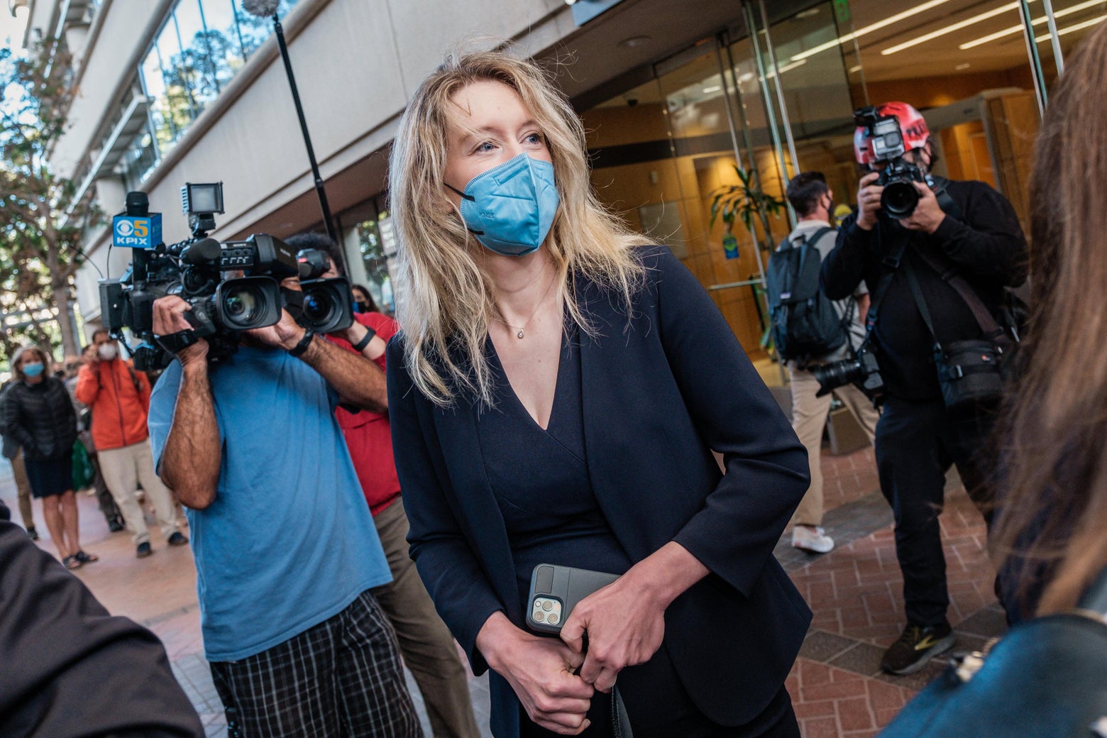 elizabeth holmes  theranos  blame sunny balwani  allege