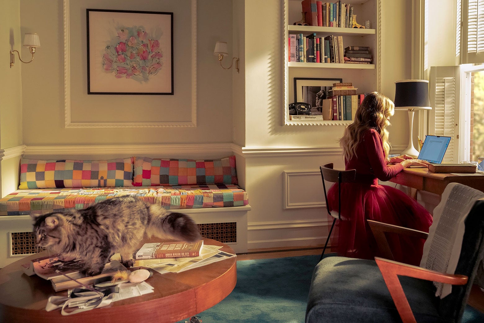 Carrie Bradshaw schreibt an ihrem Schreibtisch.