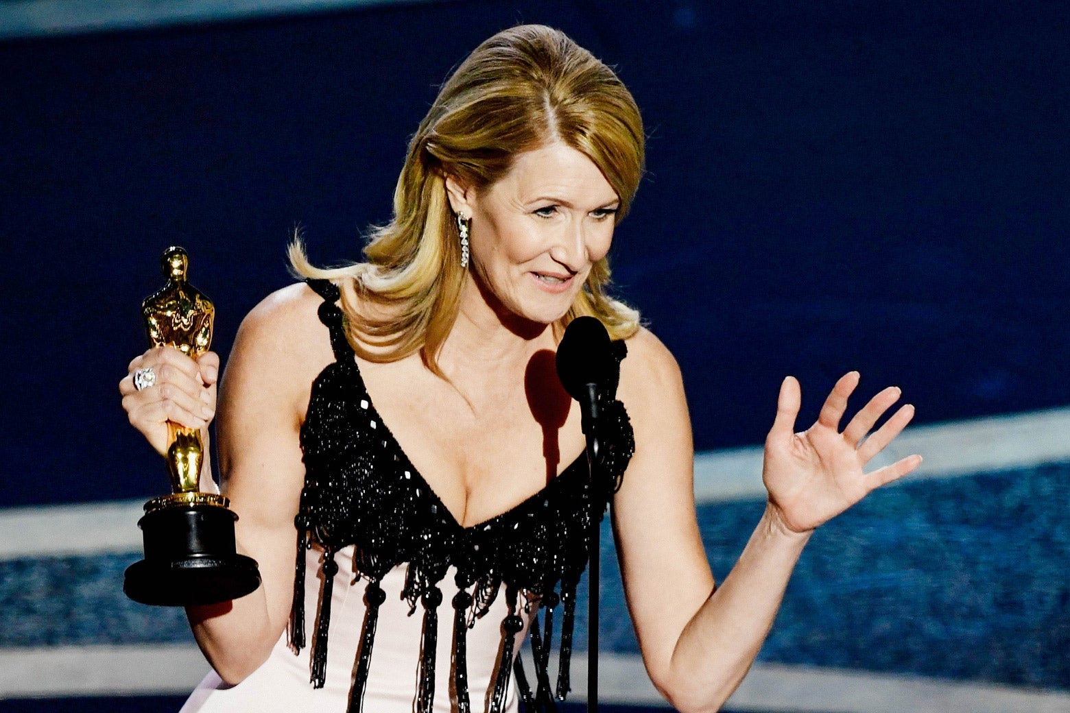 Laura Dern with her statuette