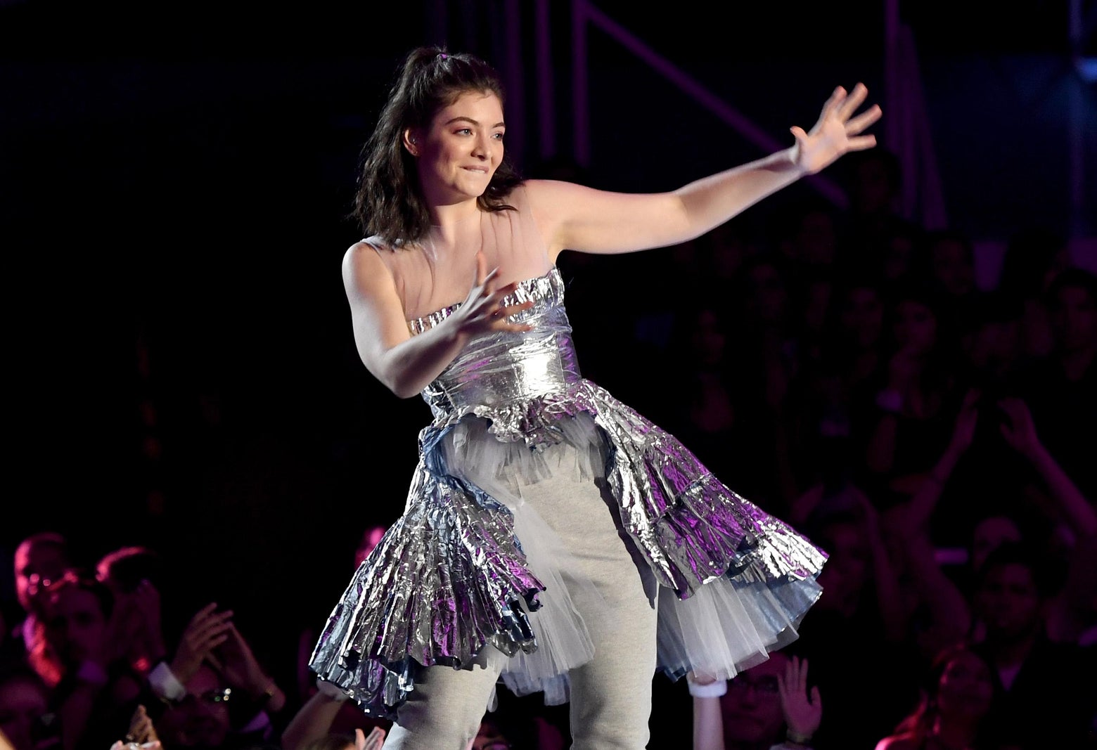 Lorde Dances To Dynamite At The 2017 Vmas