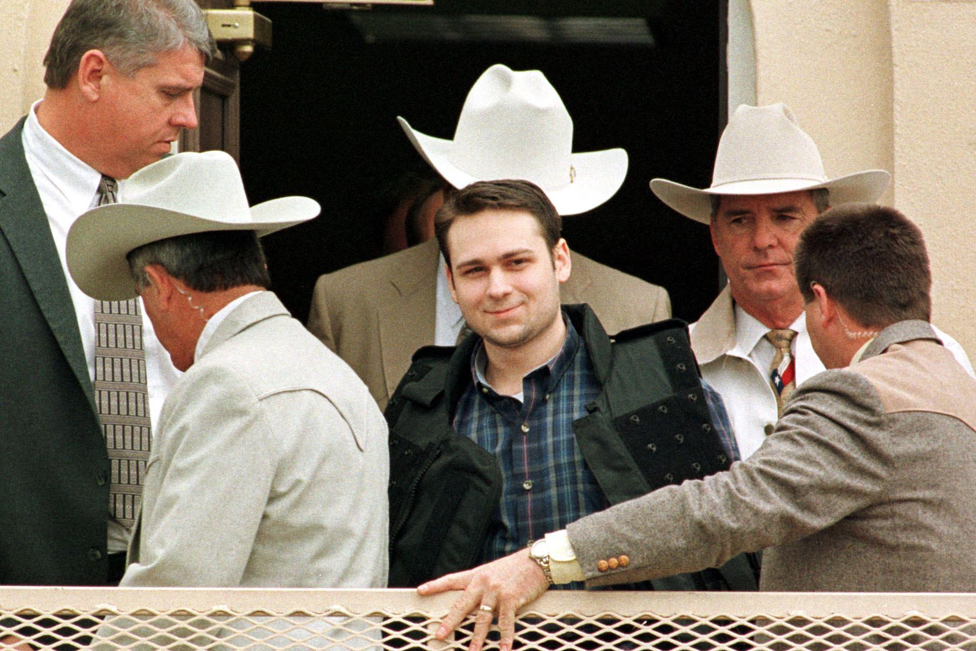  John William King is led from the Jasper County Courthouse in Feb. 1999 after a jury sentenced him to death.