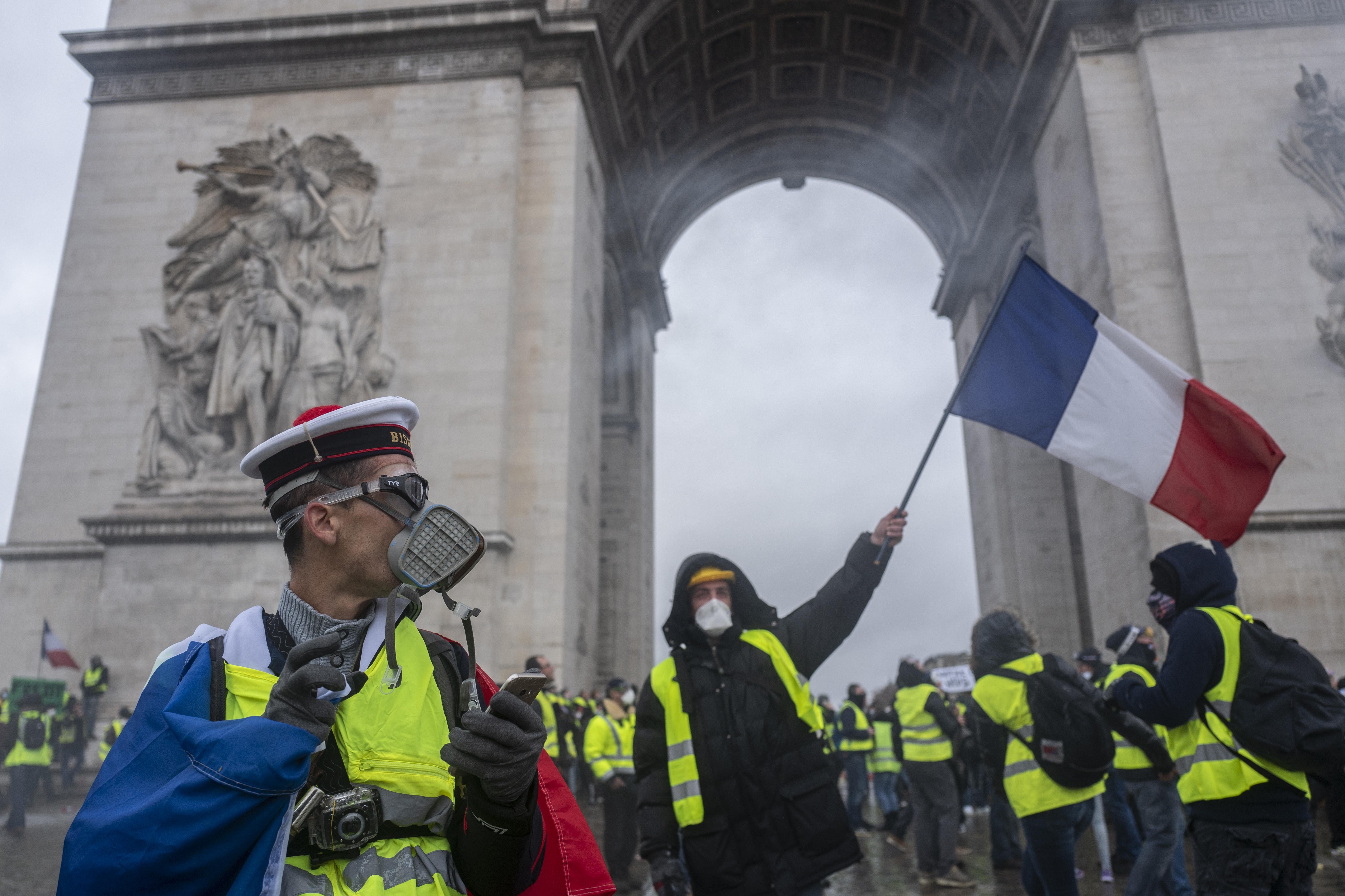 Protesters and riot police at the Arc de Triomphe during "Yellow Vest" protests