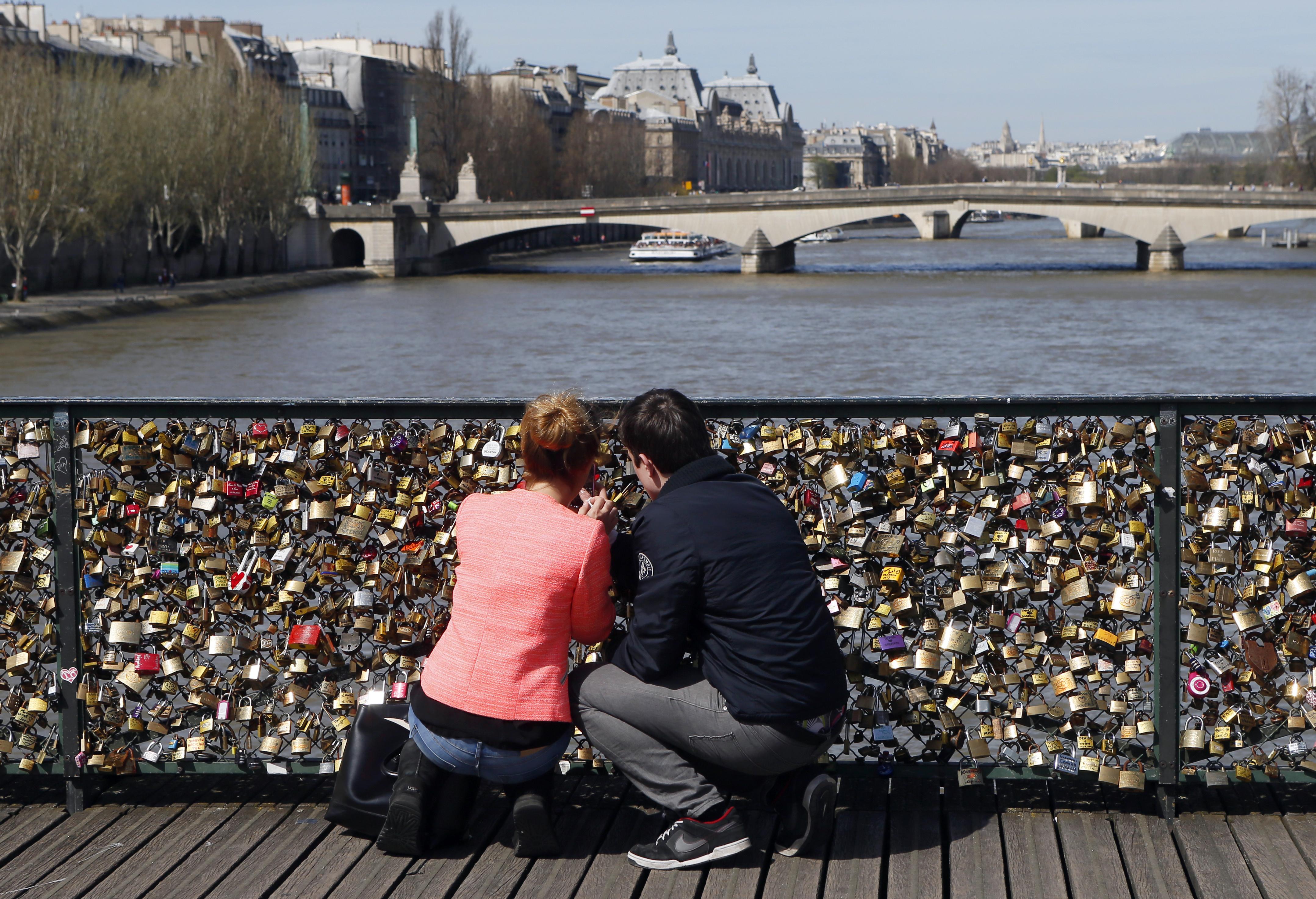 Paris Love Bridge Railing Collapses Under Weight of Locks