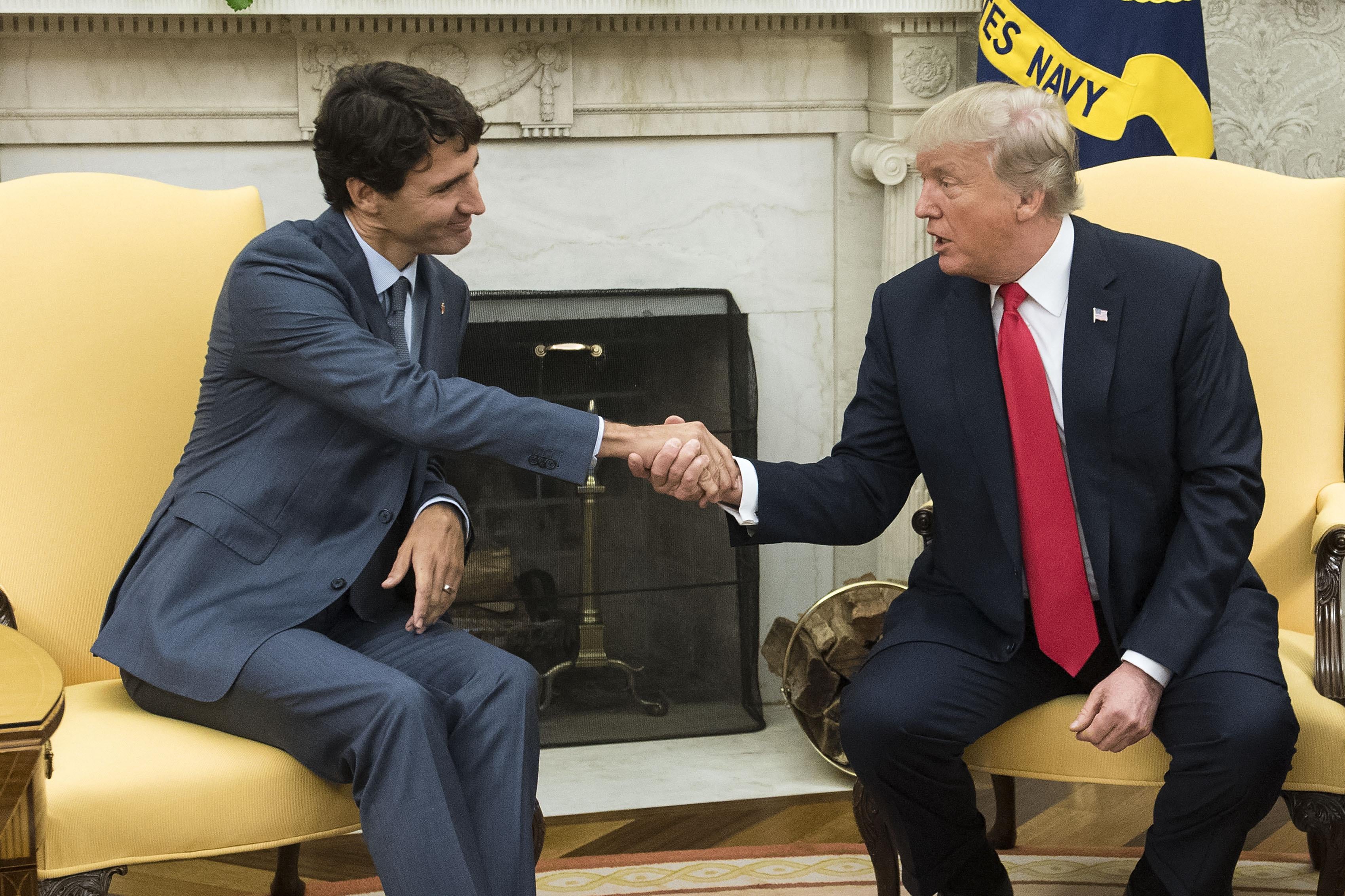 WASHINGTON, DC - OCTOBER 11: (AFP OUT) U.S. President Donald Trump shakes hands with Canadian Prime Minister Justin Trudeau during a meeting in the Oval Office at the White House on October 11, 2017 in Washington, DC. (Photo by Kevin Dietsch - Pool/Getty Images)