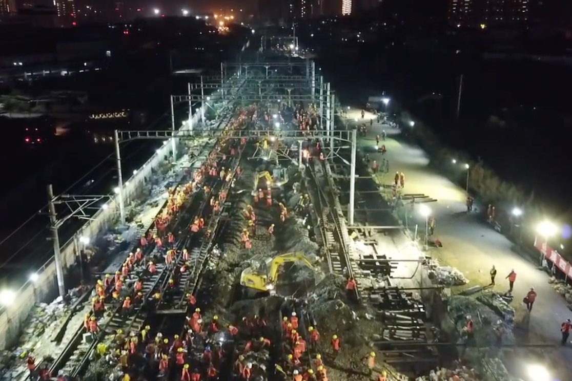 1,500 construction workers raced to replace a stretch of track in Eastern China one night last month.