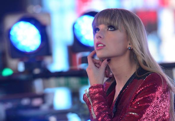 Taylor Swift performs in Times Square in 2012
