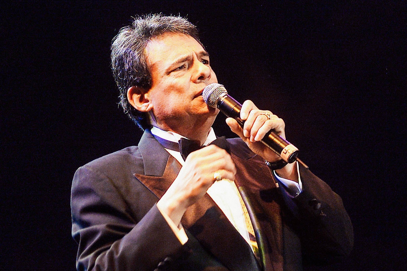 José José singing