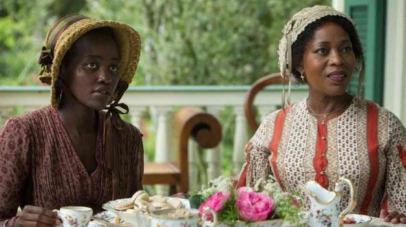 Patsey (Lupita Nyong'o) and Mistress Shaw (Alfre Woodard)