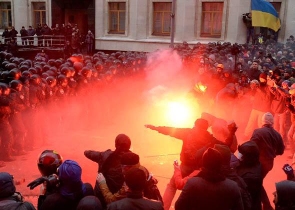 Ukrainian protesters clash with riot policemen outside the Ukrainian President's office in Kiev on December 1, 2013.