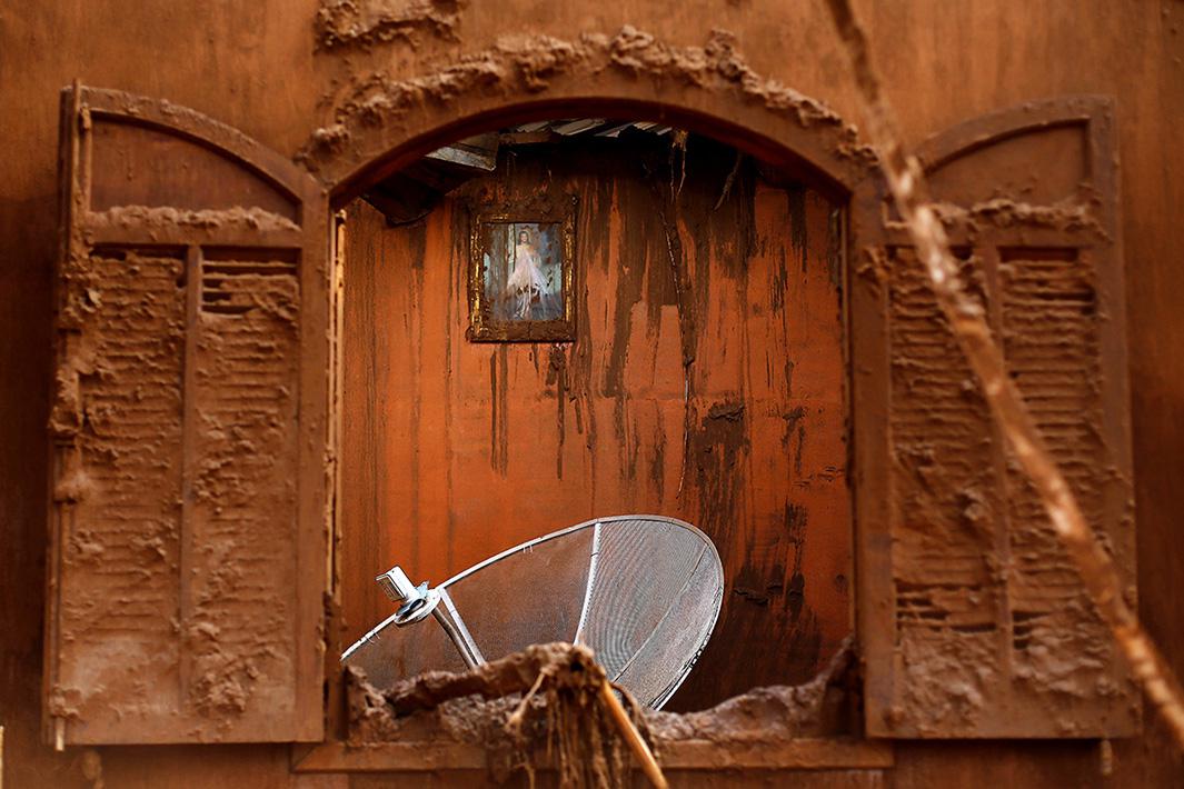 Brazil's mining dam disaster photos.