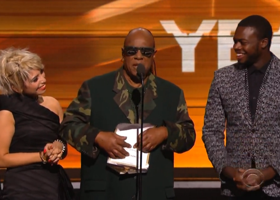 Stevie Wonder reading the envelope in braille was Grammys 2016’s most(01)